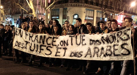 Jovens manifestam-se em Paris, Fran&ccedil;a, em 2012, ap&oacute;s o ataque em Toulouse contra alunos e um rabi numa escola judaica (Reuters)