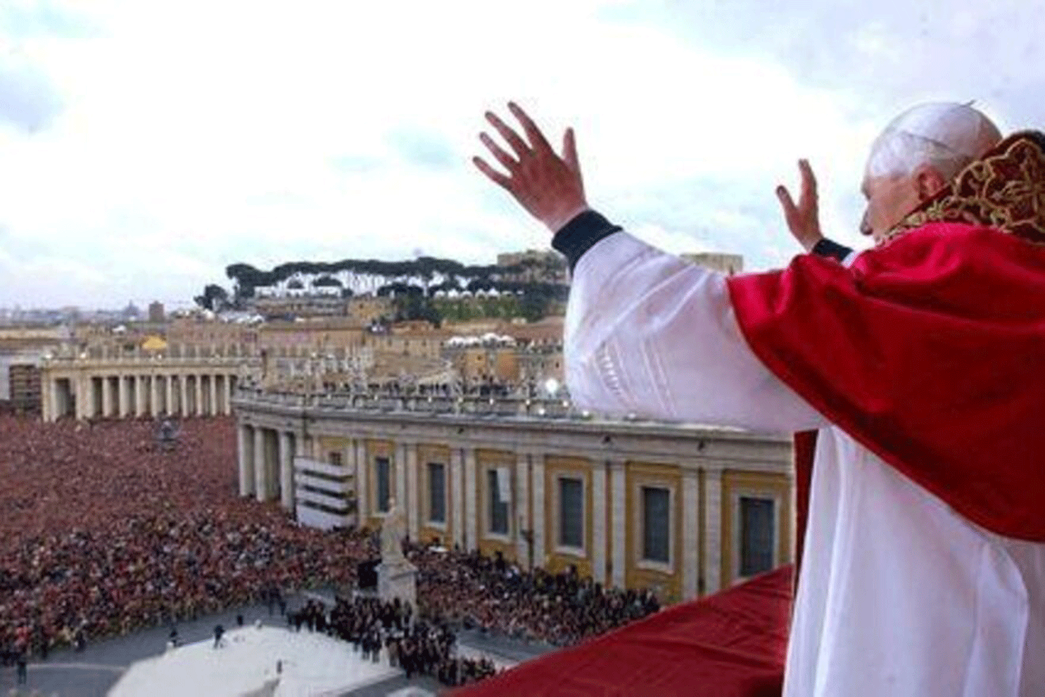 Papa Bento XVI a 19 de abril de 2005 ap&oacute;s ser eleito Papa, Vaticano Foto - Alrturo Mari. Reuters