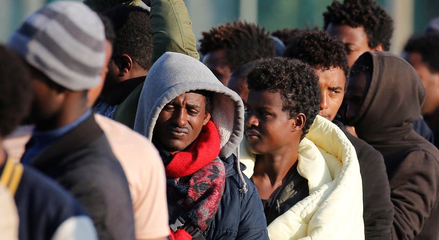 Migrantes em Calais, França, com a esperança de entrar no Reino Unido. Foto: Pascal Rossignol - Reuters