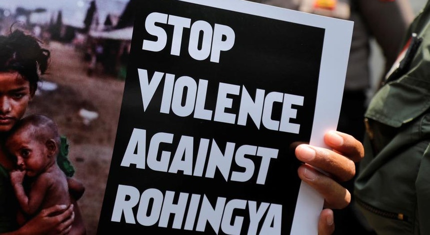 Manifestante segura cartaz durante protesto contra o tratamento de Mianmar à minoria muçulmana rohingya
