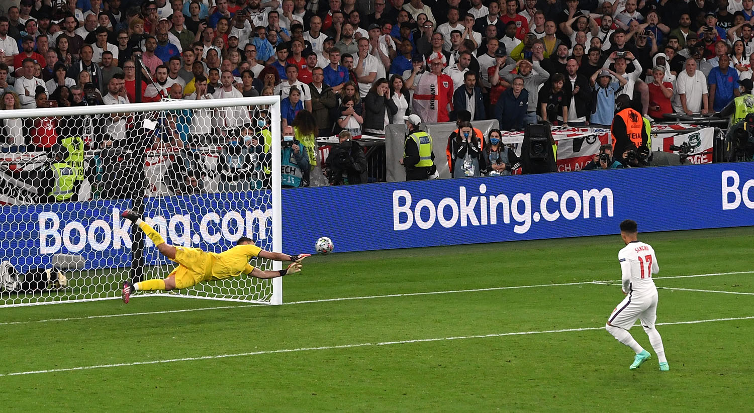  Jadon Sancho rematou mas o pen&aacute;lti foi defendido.  | Foto: Facundo Arrizabalaga - Reuters 