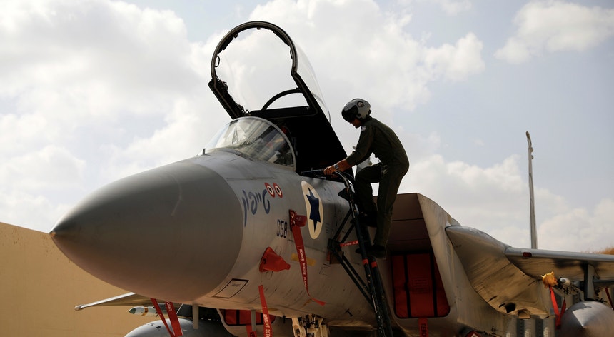 Nos últimos anos, aviões de combate israelitas têm atingido, de forma frequente, alvos do Irão e do seu aliado Hezbollah em solo sírio
