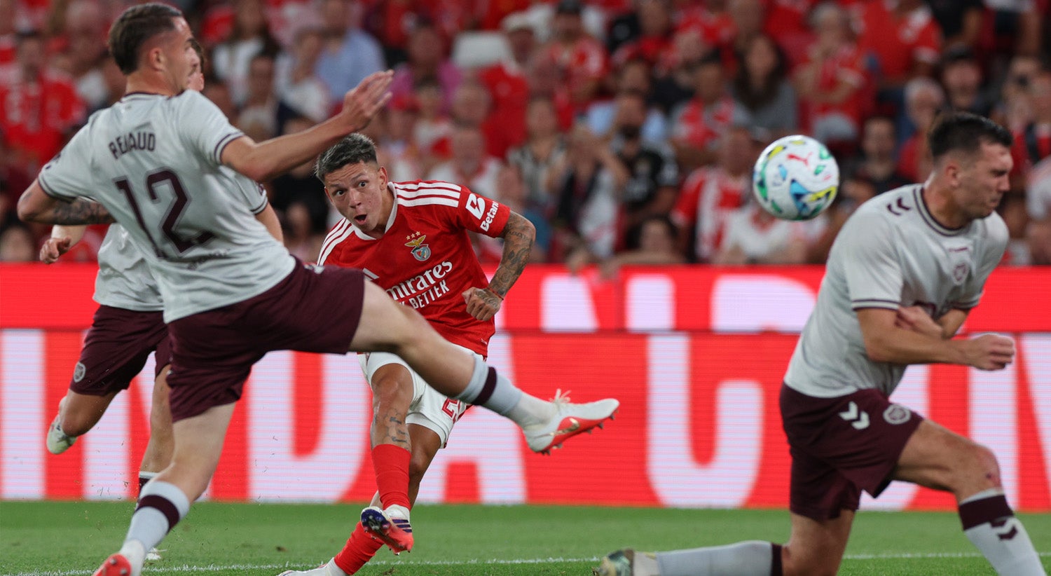 Benfica cumpre calend�rio em Edimburgo