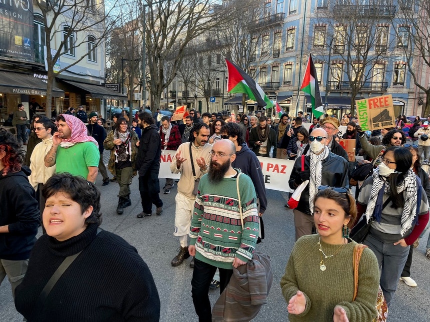 Imagem relacionada com a notícia: Centenas de pessoas manifestam-se em Lisboa pela paz no mundo