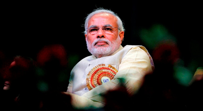 Primeiro-ministro Narendra Modi vota na terceira fase das legislativas na Índia