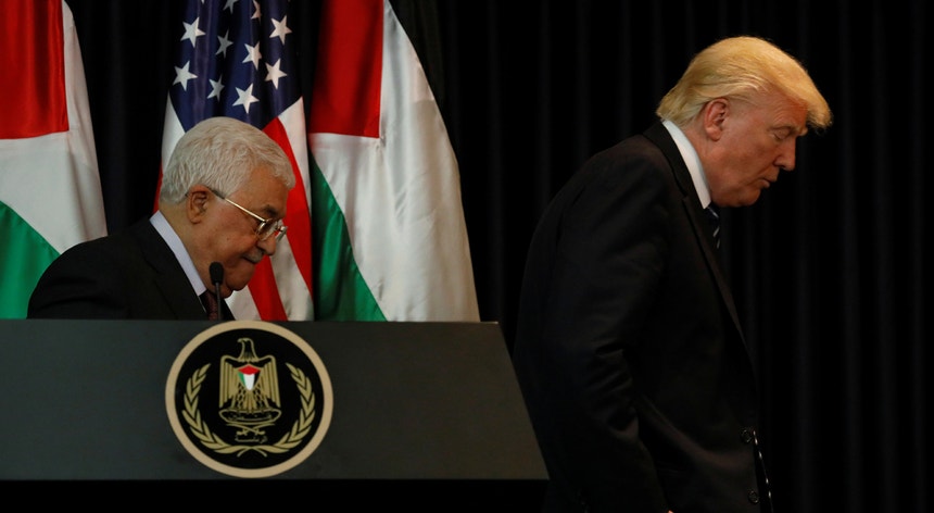 Mahmoud Abbas e Donald Trump fotografados no termo do encontro do final de maio deste ano em Belém, na Cisjordânia

