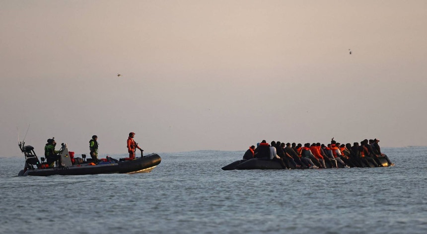 Embarcação sobrelotada com recorde de 128 migrantes atravessa Canal da Mancha