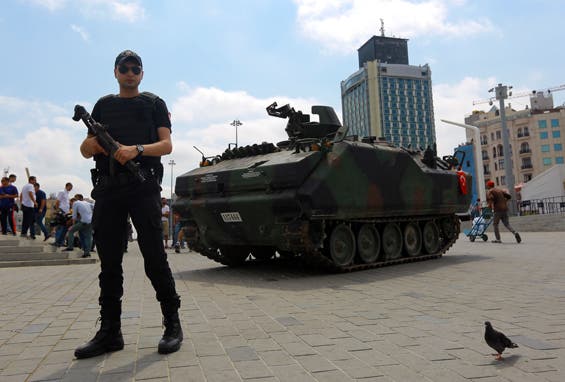 Um elemento das forças de segurança turcas guarda um tanque abandonado na Praça Taksim, em Istambul, numa fotografia de 17 de julho (Kemal Aslan - Reuters)