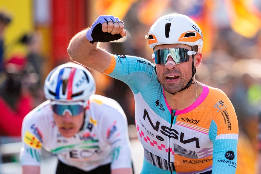 Ethan Vernon vence etapa encurtada da Volta à Catalunha em bicicleta