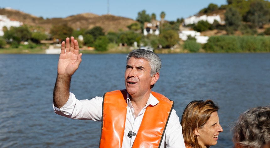 Imagem de Carneiro diz que não será pelo PS que haverá "crise política" em Portugal
