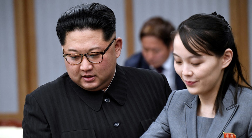O líder norte-coreano Kim Jong-un com a irmã mais nova  Kim Yo-jong
