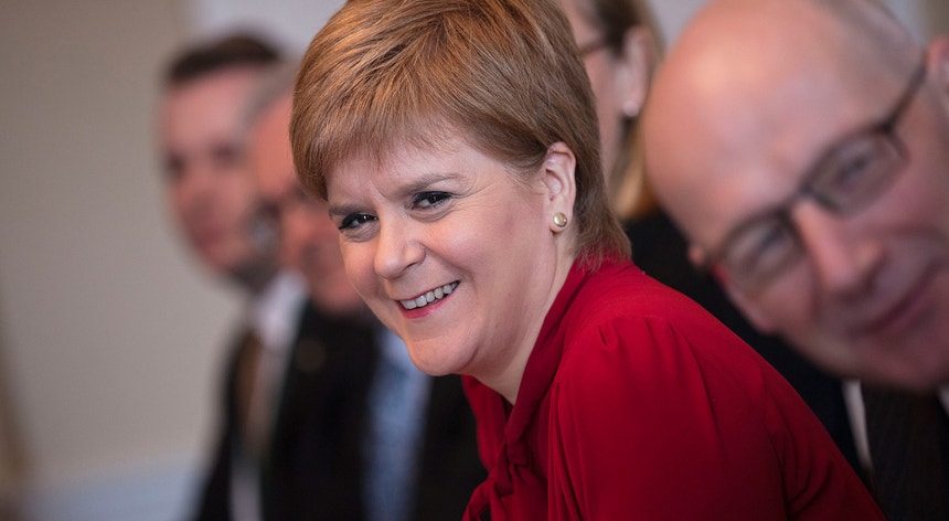 A primeira ministra escocesa Nicola Sturgeon na primeira reunião de gabinete em Edinburgo , a 14 de março de 2017, após anunciar a realização de um novo referendo sobre a independência.
