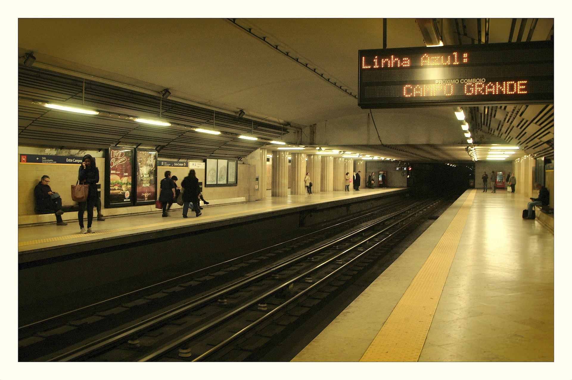  Entre Campos: foi inaugurada a 29 de dezembro de 1959 e faz parte das onze esta&ccedil;&otilde;es pertencentes &agrave; rede original do Metro de Lisboa. O projeto arquitet&oacute;nico original &eacute; de Falc&atilde;o e Cunha e as interven&ccedil;&otilde;es pl&aacute;sticas de Maria Keil. A amplia&ccedil;&atilde;o, que implicou o prolongamento do cais e a constru&ccedil;&atilde;o de um novo &aacute;trio, foi conclu&iacute;da em 15 de julho de 1973 segundo o projeto do arquiteto Dinis Gomes e da pintora Maria Keil. A 11 de dezembro de 1993 foi conclu&iacute;da a remodela&ccedil;&atilde;o completa da esta&ccedil;&atilde;o com base num projeto arquitet&oacute;nico de Sanchez Jorge com as interven&ccedil;&otilde;es pl&aacute;sticas a cargo do gravurista Bartolomeu Cid e do escultor Lagoa Henriques.  