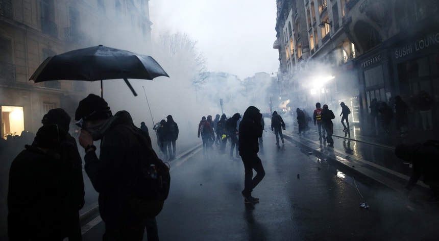 A polícia lançou granadas de gás lacrimogéneo durante os protestos de quinta-feira em Paris
