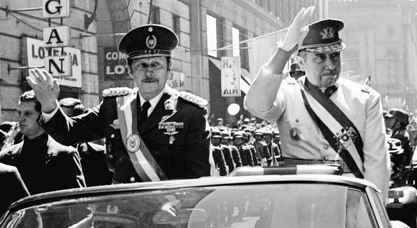 O ditador paraguaio Alfredo Stroessner (à esq.) com o congénere chileno Augusto Pinochet, durante uma visita a Santiago do Chile em 1974
