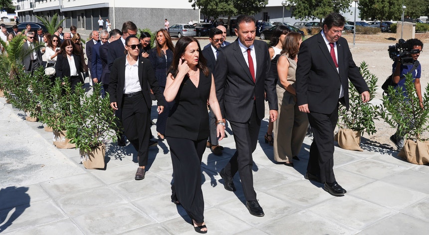 Imagem de Montenegro diz que "extremos não podem asfixiar a democracia"