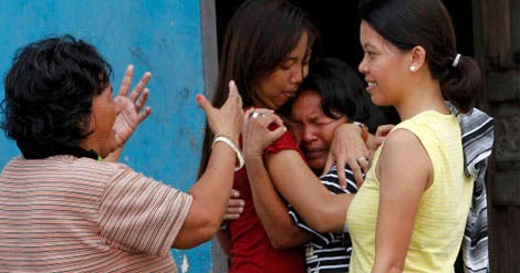 A alegria do reencontro e a comoção de ter visto a morte à frente, em Tacloban, Filipinas (Reuters) A alegria do reencontro e a comoção de ter visto a morte à frente, em Tacloban, Filipinas (Reuters)