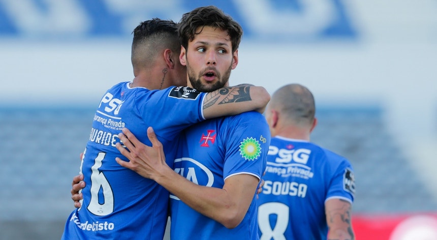  O jogador do Belenenses Vincent Sasso festeja o golo marcado contra o Feirense
