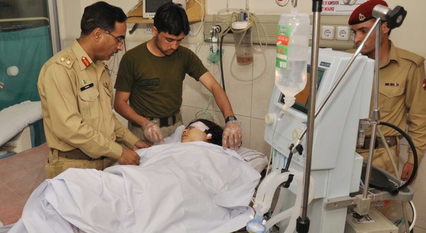 Malala Yousufzai tem sido tratada por médicos militares desde o atentado. Os médicos recomendaram agora a transferência da jovem ativista para o Reino Unido
