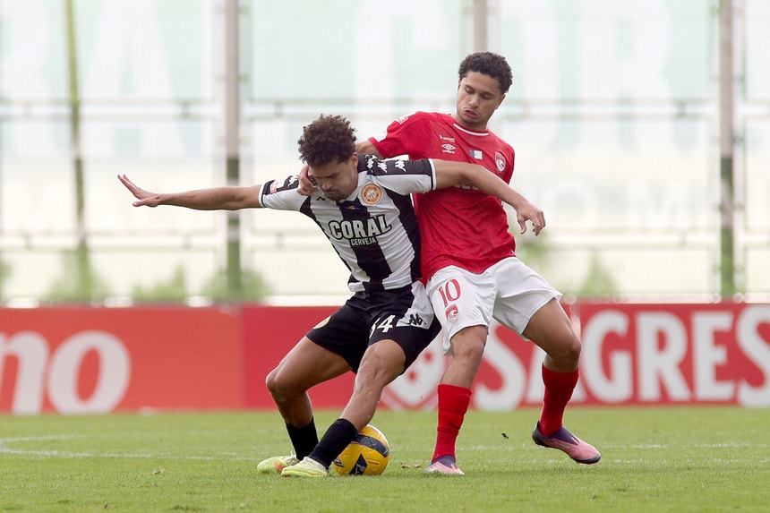 Imagem de Nacional e Santa Clara empatam a três golos na Choupana