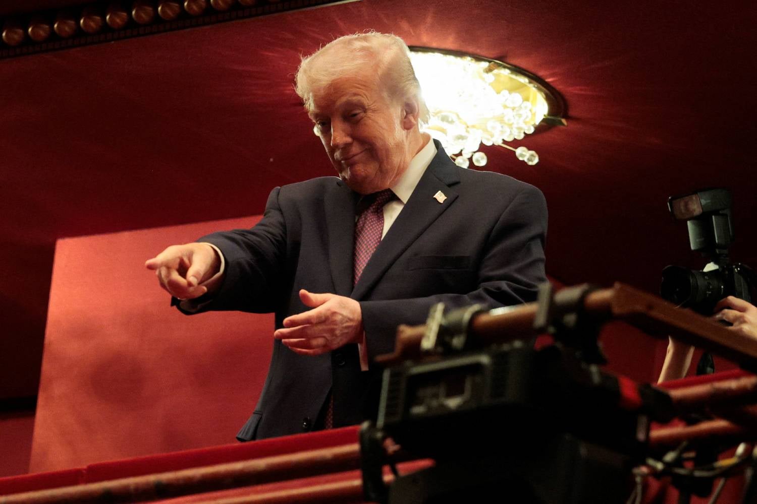 Trump só pondera cessar-fogo "solicitado pelo Irão" se Estreito de Ormuz reabrir