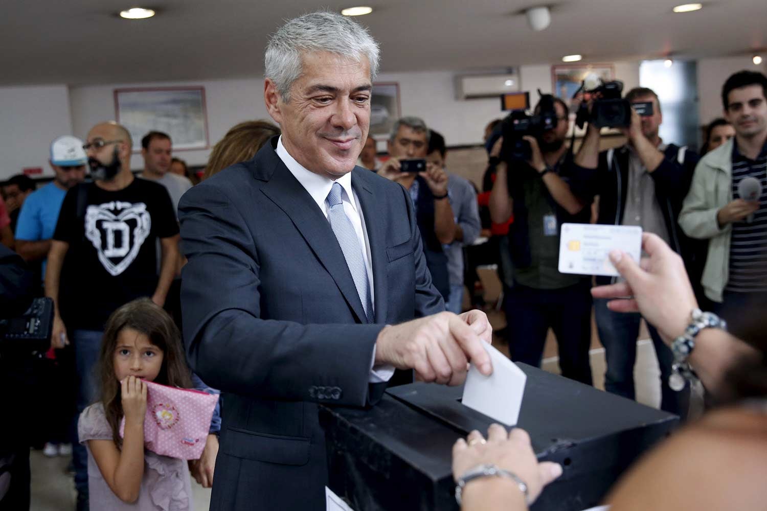 S�crates. � insuport�vel assistir aos ataques de Costa