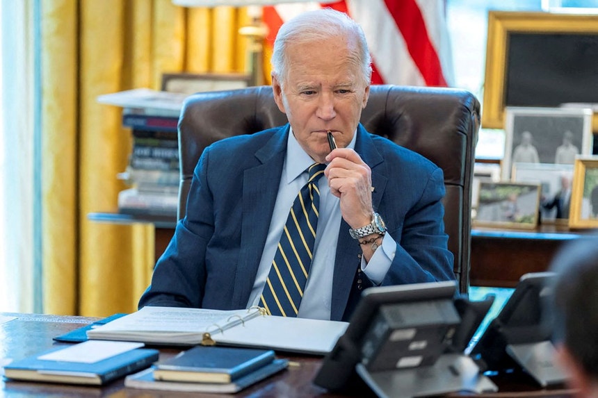 Joe Biden no seu gabinete de trabalho na Casa Branca, Washington
