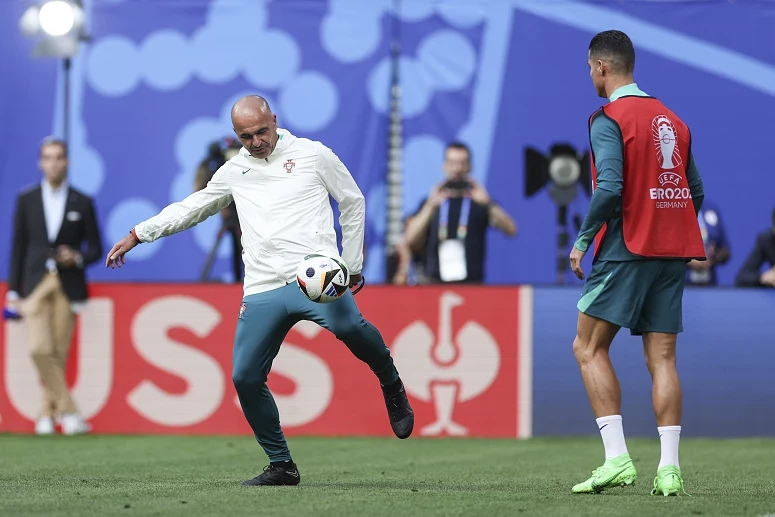 Roberto Martinez e o capitão Ronaldo avançam para o final da qualificação na Liga das Nações
