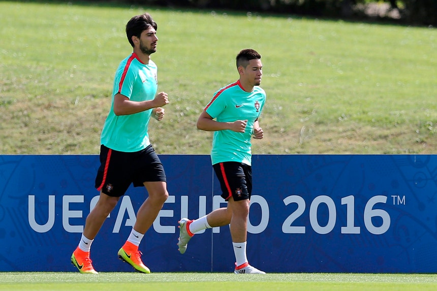 André Gomes e Raphael Guerreiro são as dúvidas no "onze" da seleção de Portugal para o jogo com a Polónia
