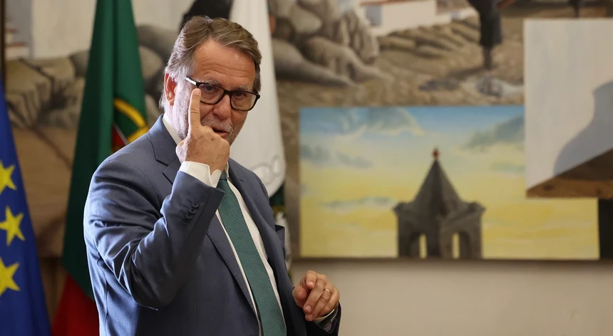 Imagem de Carrilho fala em "purga política cirúrgica"