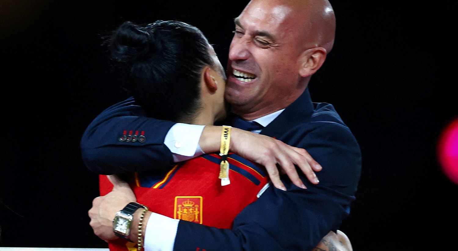  Futebol Futebol - Campeonato do Mundo Feminino da FIFA Austr&aacute;lia e Nova Zel&acirc;ndia 2023 - Final - Espanha x Inglaterra - Est&aacute;dio Austr&aacute;lia, Sydney, a 20 de agosto. A espanhola Jennifer Hermoso comemora com o presidente da Real Federa&ccedil;&atilde;o Espanhola de Futebol, Luis Rubiales, ap&oacute;s a partida | Hannah Mckay - Reuters 