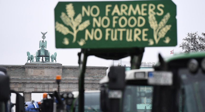 "Sem agricultores, sem comida, sem futuro" foi o mote da manifestação que juntou dia 26 de novembro de 2019, em Berlim, 40 mil agricultores alemães, contra planos de proteção ambiental que os poderão deixar na penúria
