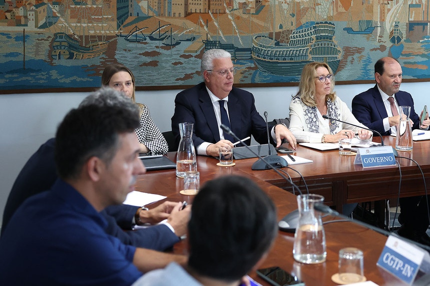 A ministra do Trabalho, Maria do Rosário Ramalho, e o ministro da Economia, Pedro Reis esta quarta-feira na reunião da Concertação Social. 
