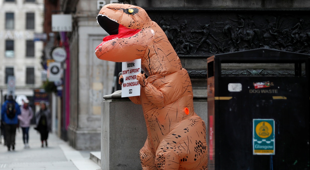  Organiza&ccedil;&atilde;o activista Oxfam. Alus&atilde;o &agrave; extin&ccedil;&atilde;o dos dinossauros | Lee Smith - Reuters 