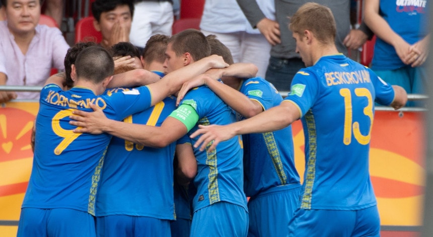 Jogadores ucranianos celebram um dos golos marcados à Coreia do Sul
