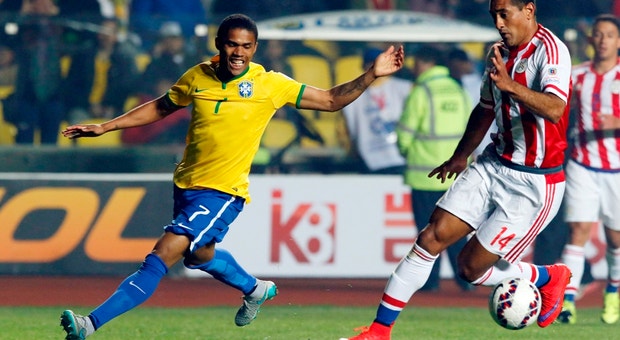 Douglas Costa (esq.), durante o Brasil-Paraguai da Copa América2015
