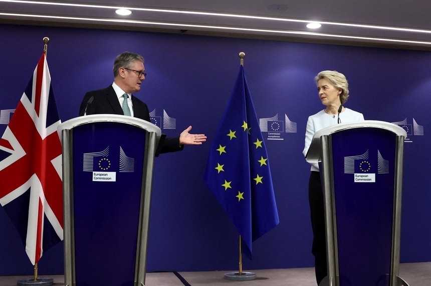 Keir Starmer dirigiu-se a Bruxelas para conversar com Ursula von der Leyen
