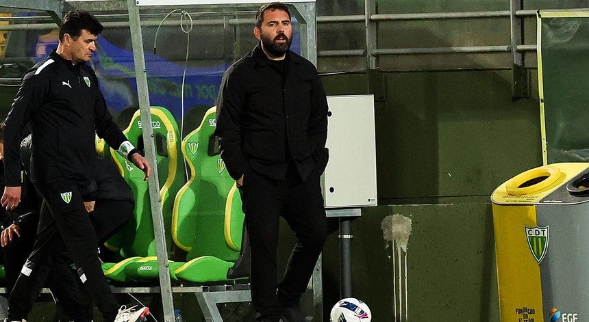Imagem de Treinador do Tondela quer foco na performance para deslocação ao FC Porto