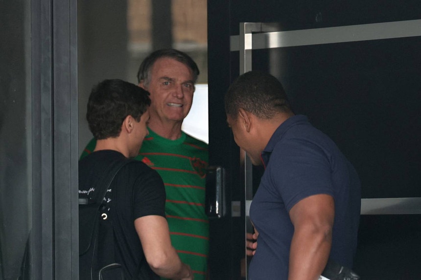 Imagem de Bolsonaro detido preventivamente após romper pulseira eletrónica para fugir