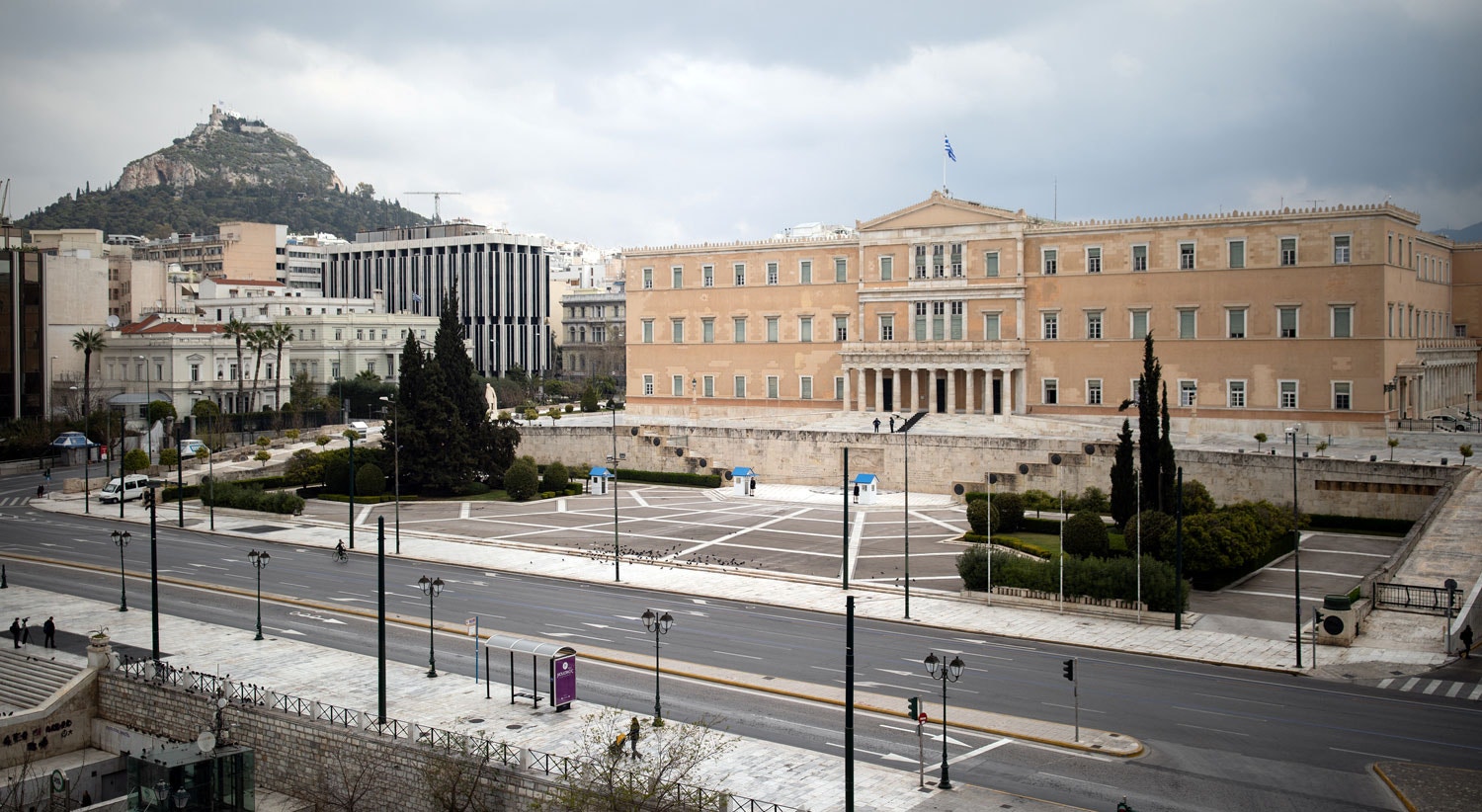  Rua em frente ao Parlamento grego em Atenas / Alkis Konstantinidis - Reuters 