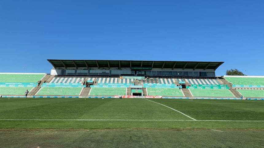 O palco está pronto para receber os artistas
