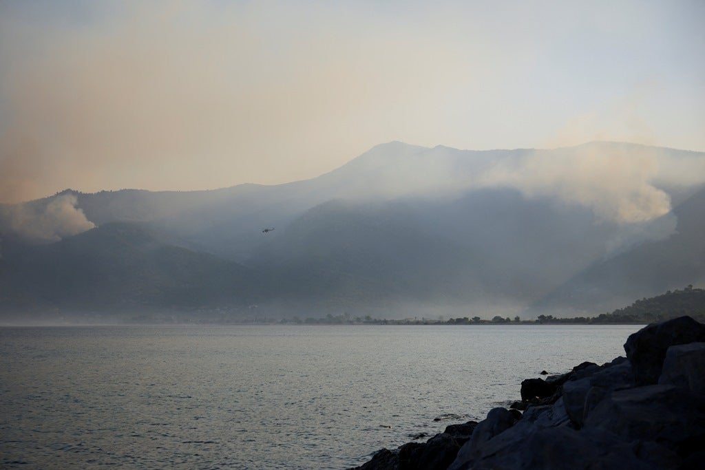 Aviões de combate aos incêndios já conseguiram levantar voo na Grécia