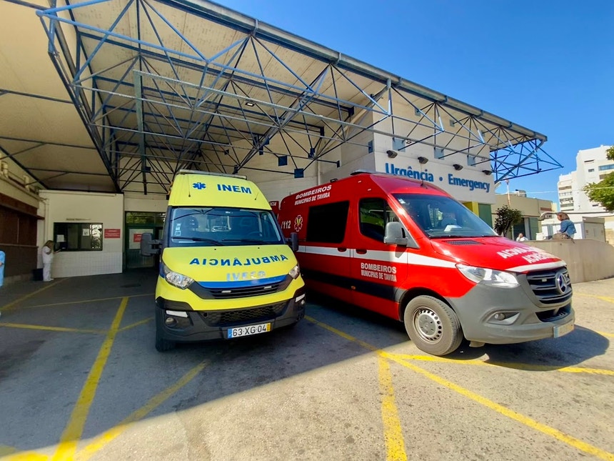 Imagem de INEM passa a pagar aos bombeiros 10.800 euros por cada ambulância