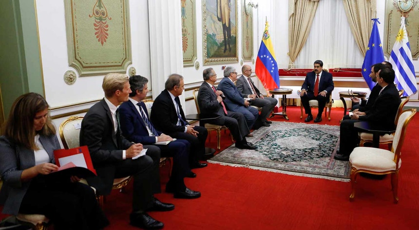 Maduro com os representantes do Grupo de Contacto Internacional (GCI) no palácio presidencial de Miraflores
