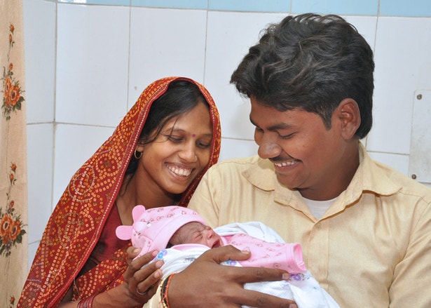  2&ordm; A &Iacute;ndia tem 1.189.172.906 habitantes. Prev&ecirc;-se que ultrapasse o pa&iacute;s mais populoso do mundo em menos de 50 anos. Em 1960 cada mulher indiana tinha, em m&eacute;dia, seis filhos; atualmente esse valor desceu para metade. 