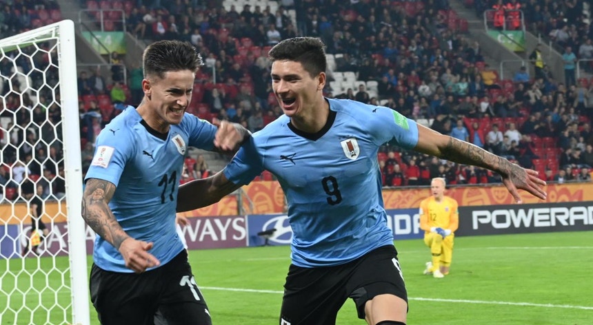 Os futebolistas uruguaios festejam a passagem às meias-finais
