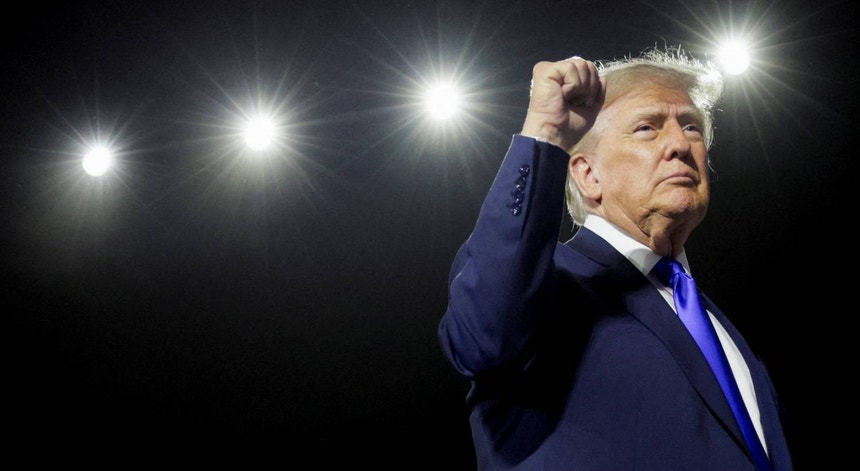 Imagem de Trump promete dar cinco mil dólares a cada americano se republicanos vencerem as intercalares