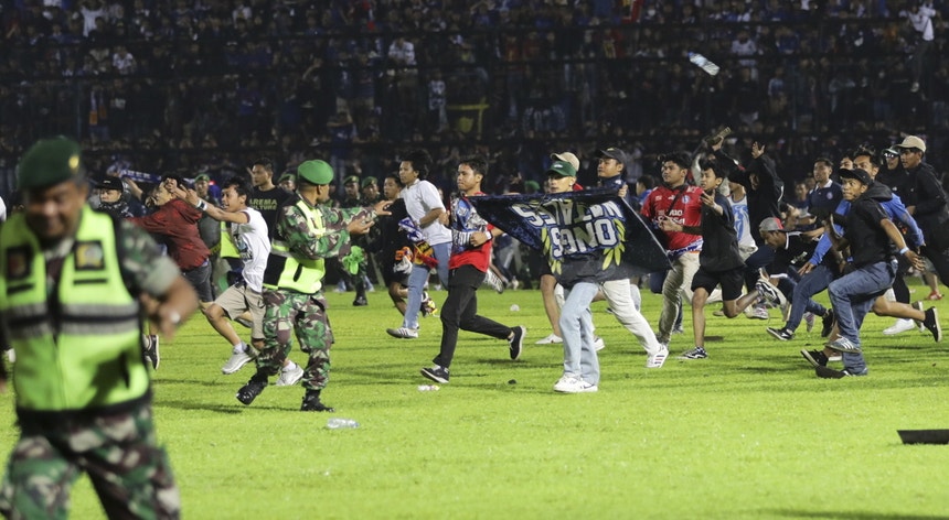 Continua a aumentar o número de mortos na tragédia no estádio Kanjuruhan, na cidade de Malang

