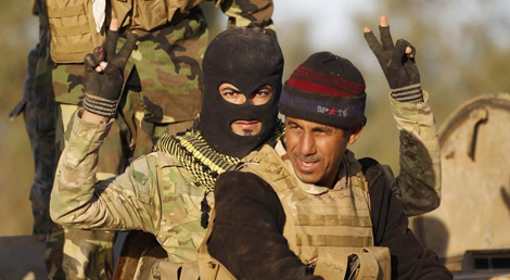 Milicias xiitas iraquianas na ofensiva para reconquistar Tikrit ao Estado Islâmico a 2 de março de 2015 (Foto: Reuters) Milicias xiitas iraquianas na ofensiva para reconquistar Tikrit ao Estado Islâmico a 2 de março de 2015 (Foto: Reuters)