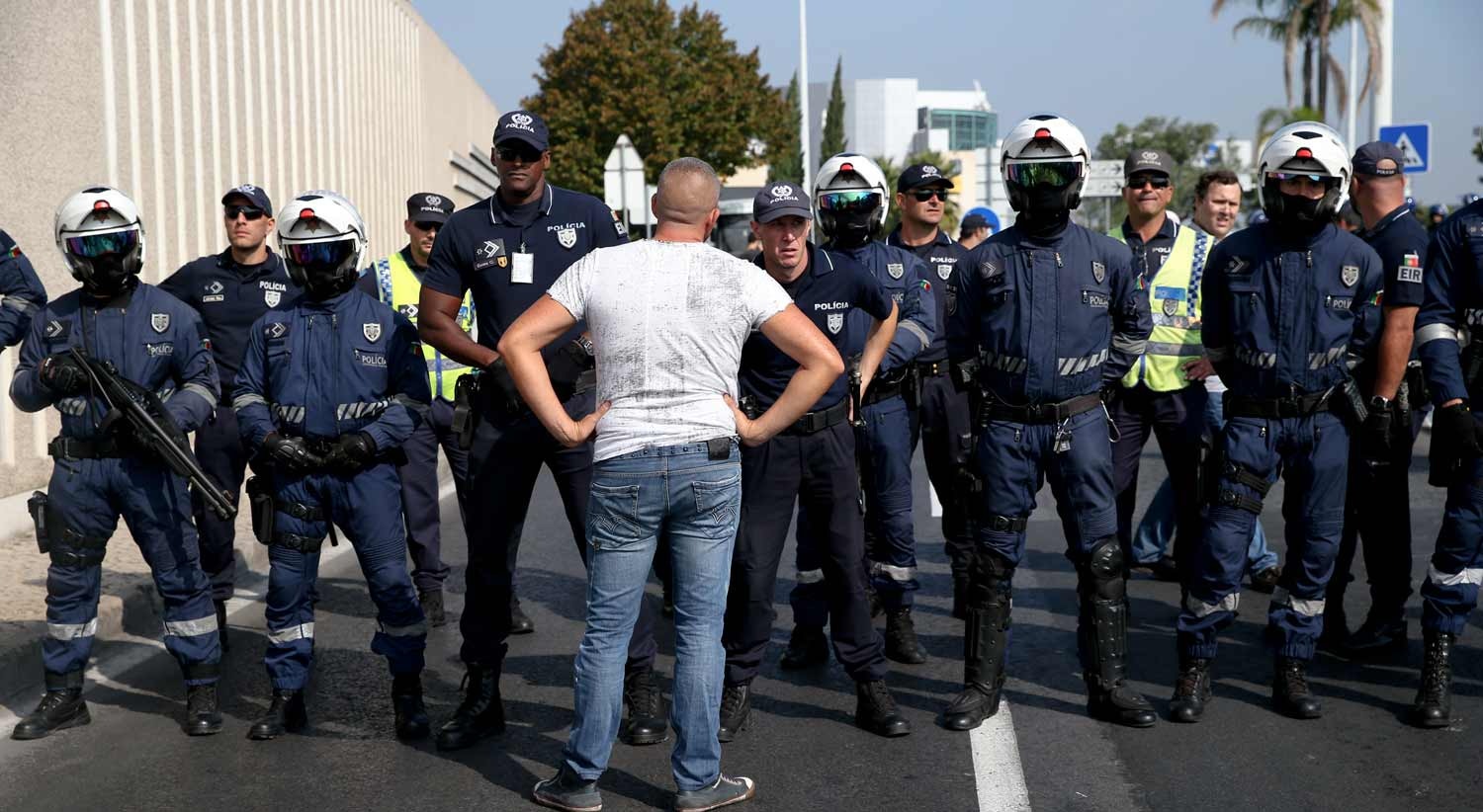  Elementos da pol&iacute;cia fazem um cord&atilde;o de seguran&ccedil;a durante o protesto  / Ant&oacute;nio Cotrim - Lusa 